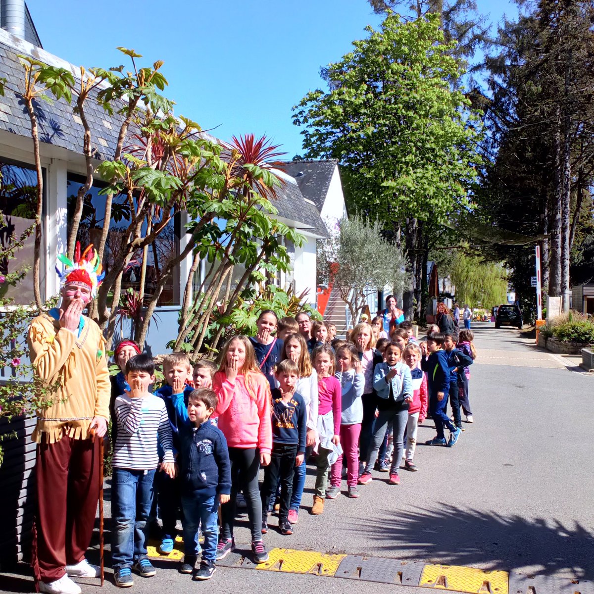 CampingBenodet's tweet photo. 🌞🍃🐎Cet après-midi les grands chefs indien Quentin et Juliana étaient accompagnés de toute leur tribu ! 😋Sous un grand soleil. La danse de la pluie n'était pas au rendez-vous !👍🌞
#campingbenodet #yellohvillageofficiel #indianteam #rivierabretonne #animationenfant #minisclub https://t.co/CFkJJTt4Kw