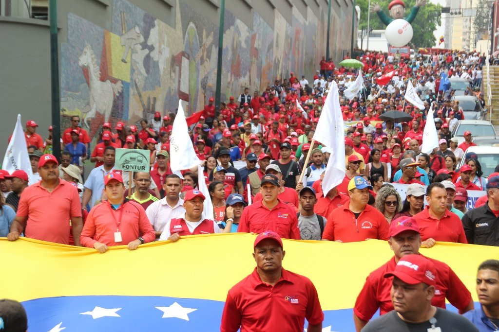mintransporteve's tweet photo. #LealesSiempreALaPatria ✋ || "Trabajadores de la #GranMisiónTransporteVenezuela en #TribunaAntiimperialista manifestaron que ante cada llamado que haga la Revolución en defensa de la Patria, allí estarán para hacer un frente de batalla y defenderla.
#ConstruyendoVictoriaAlSen https://t.co/UOPwkBIF60