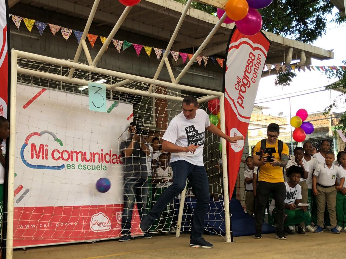 MauriceArmitage's tweet image. Estoy feliz de ver que la #EducaciónParaElProgreso avanza  en Cali cada día más. El deporte es fundamental para ello. Ejemplos de vida como el de @FarydMondragon visitando las escuelas son importantísimos para que la juventud sepa que hay que ser disciplinado para salir adelante.