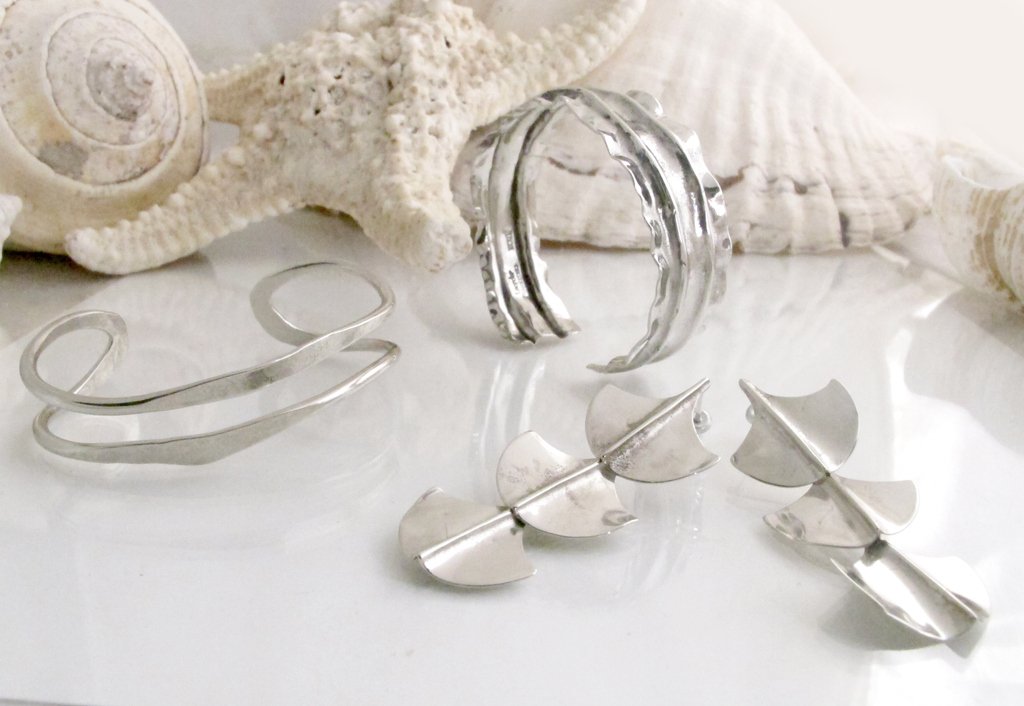 With good silver basics, you will have endless options for accessorising.
#backtobasics #basics #staplejewelrypieces #jewelryessentials #jewelleryessentials #silverjewelry #silverjewellery #silverstatementearrings #silverwidecuffbracelet #silverbracelet #silvercuff