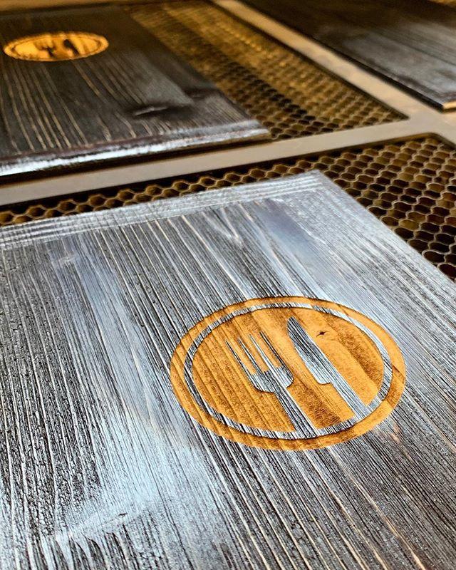 TheMenuShop's tweet image. Need menu covers fast? 🚛
Check out our resistant natural wood menus Express Vintage :) See the engraving process in our story ☝🏻😉
•
•
•
•
#menu #restaurantmenucovers #menucovers #menudisplay #menudesign #restaurantdesign #menucoverdesign #menuhol… bit.ly/2UHqfjc
