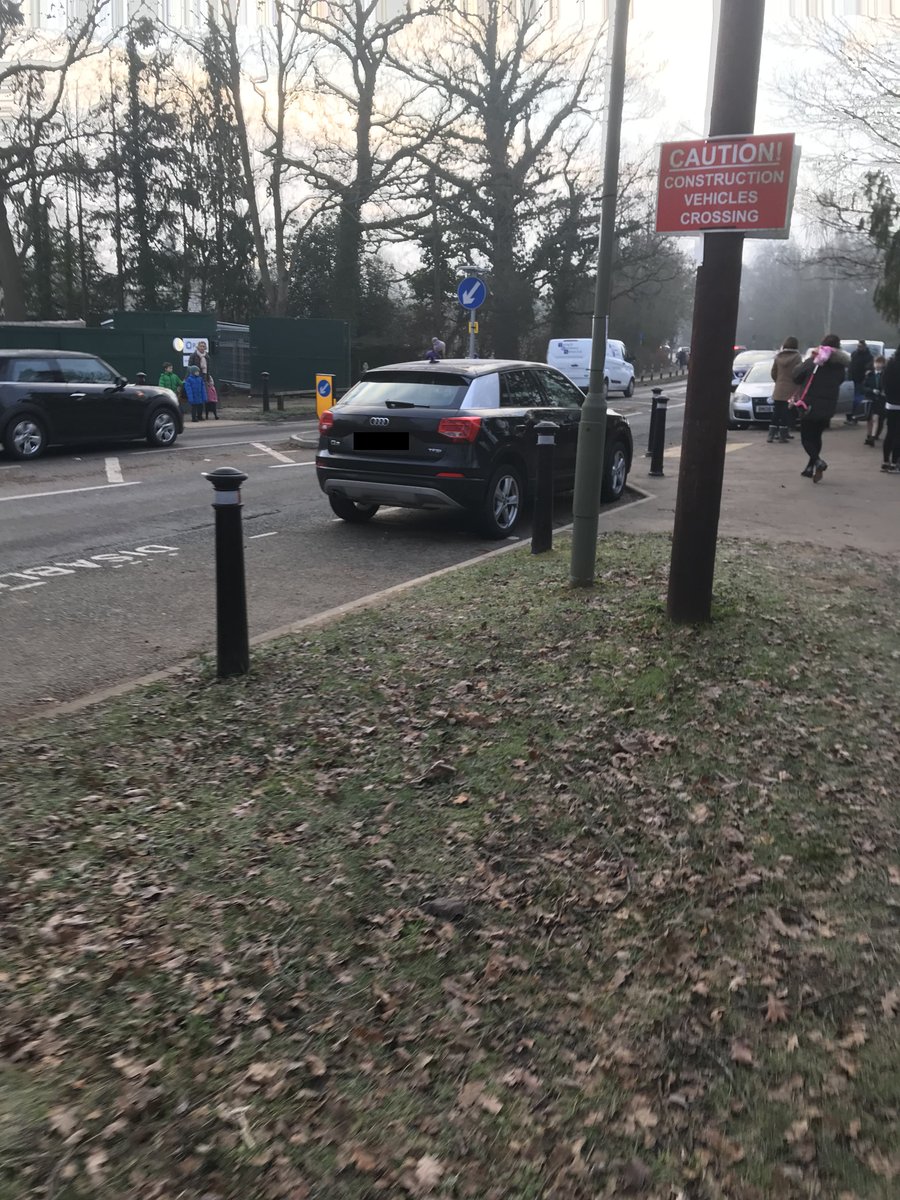 send_school's tweet photo. Send Primary School (Bollard) Crossing at Present.
Notice the use of disabled by a normal, non-disabled parent.
This bay plays a huge part in the dangerous crossing area. https://t.co/F3JJgKPnTc