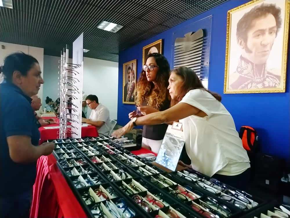 IAIM_VE's tweet photo. #GestiónIAIM || Continuamos realizando hoy #9Abr la Jornada Visual para los trabajadores del @IAIM_VE, coordinada a través de la Oficina de Recursos Humanos y @SegPiramide

¡En Revolución la salud es prioridad! 🇻🇪
__
@NicolasMaduro
#ConstruyendoVictoriaAlSEN https://t.co/8ZEKba6t89