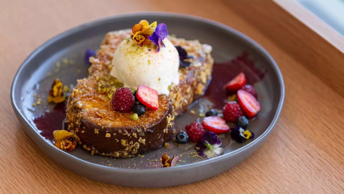 lovetoeatalways's tweet photo. Not sure what this all this, but a #dessert with #icecream can make  your day 😚 https://t.co/20hEMVObIs