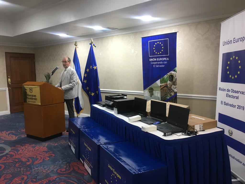 UEenElSalvador's tweet photo. La #UE 🇪🇺 dona a centros escolares  y organizaciones de la sociedad civil 🙌 el mobiliario y equipo de la @moeueSV19 en los comicios de febrero en #ElSalvador 🇸🇻. https://t.co/jkL66w5Ory