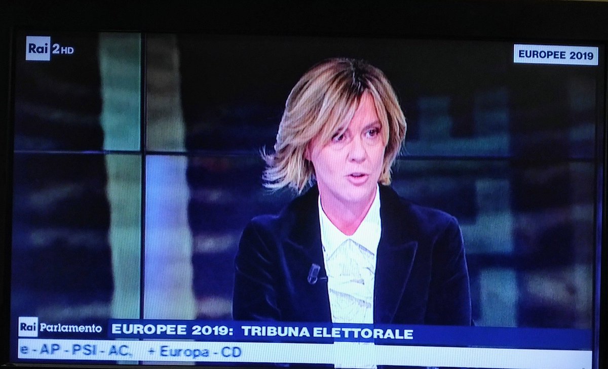 BeaLorenzin's tweet photo. #Def: Il #decif è al 2.4%, il Pil allo 0,1%. Altro che #FlatTax qui c'e' il #FlatPil. #Raiparlamento @RaiDue https://t.co/k2gd9qBx0G