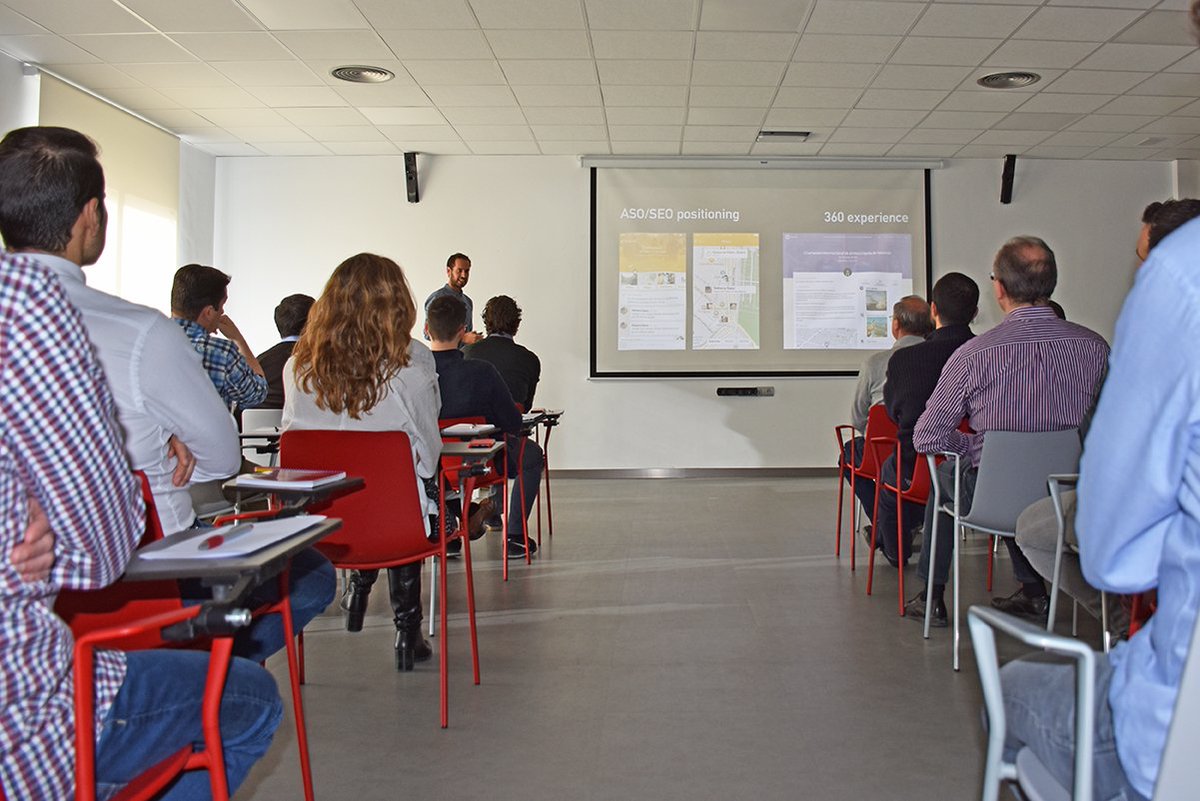istobal_es's tweet photo. Hoy hemos tenido el placer de escuchar al Director de Innovación de @Aquaservice, @jllavem, que ha venido a nuestras instalaciones para hablar de innovación, emprendimiento, generación de ideas y mucho más. ¡Gracias por despertarnos la curiosidad de buena mañana! https://t.co/rELFL26501