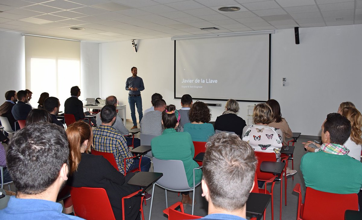 istobal_es's tweet photo. Hoy hemos tenido el placer de escuchar al Director de Innovación de @Aquaservice, @jllavem, que ha venido a nuestras instalaciones para hablar de innovación, emprendimiento, generación de ideas y mucho más. ¡Gracias por despertarnos la curiosidad de buena mañana! https://t.co/rELFL26501