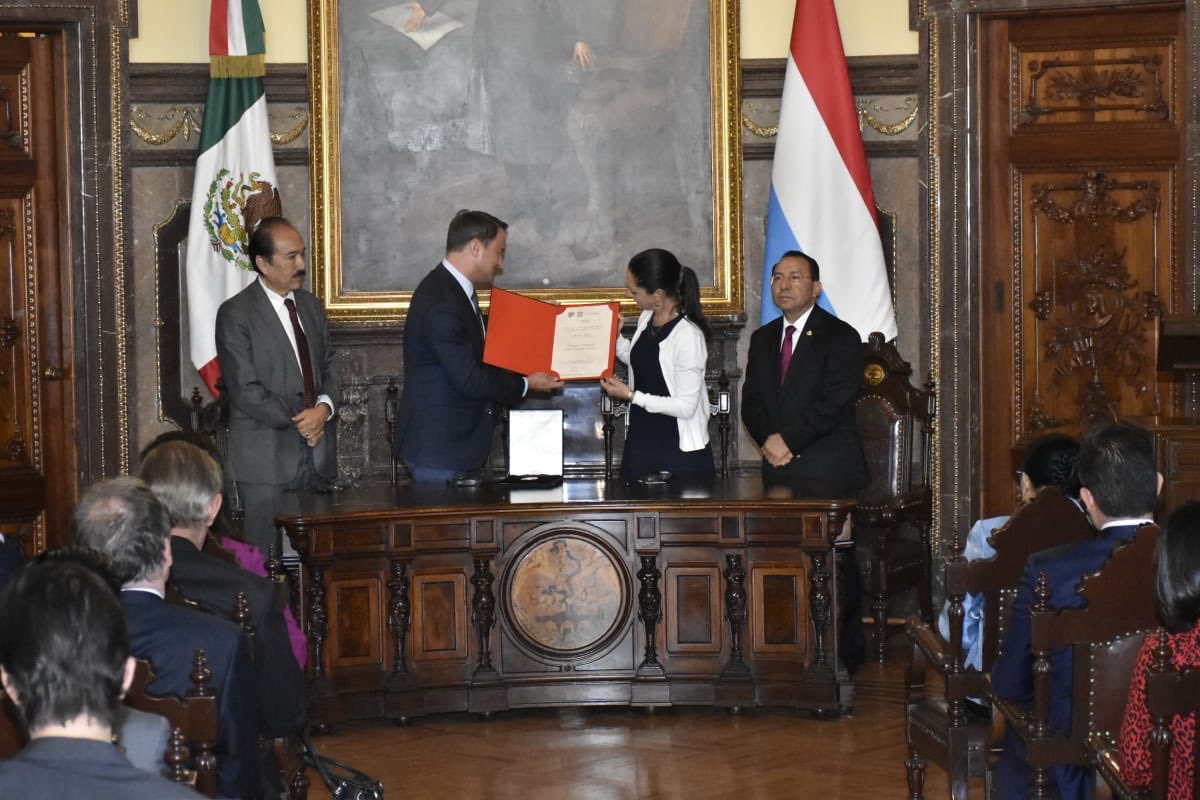 Candance2011's tweet photo. El presidente del #TSJCDMX asiste a la ceremonia en la que @Claudiashein declaró Huésped Distinguido al Primer Ministro de Luxemburgo, Xavier Bettel, en el salón de Cabildos del Antiguo Palacio del Ayuntamiento del @GobiernoCDMX https://t.co/zVyaw68Pvp