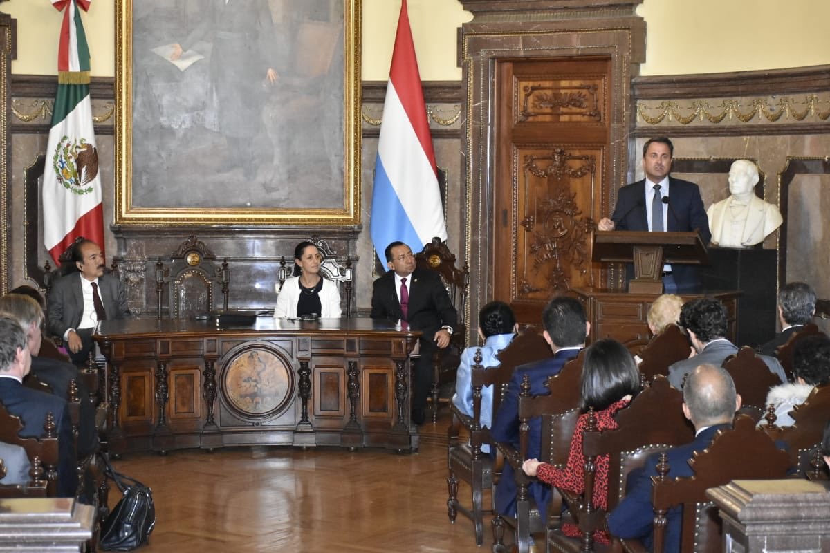 Candance2011's tweet photo. El presidente del #TSJCDMX asiste a la ceremonia en la que @Claudiashein declaró Huésped Distinguido al Primer Ministro de Luxemburgo, Xavier Bettel, en el salón de Cabildos del Antiguo Palacio del Ayuntamiento del @GobiernoCDMX https://t.co/zVyaw68Pvp