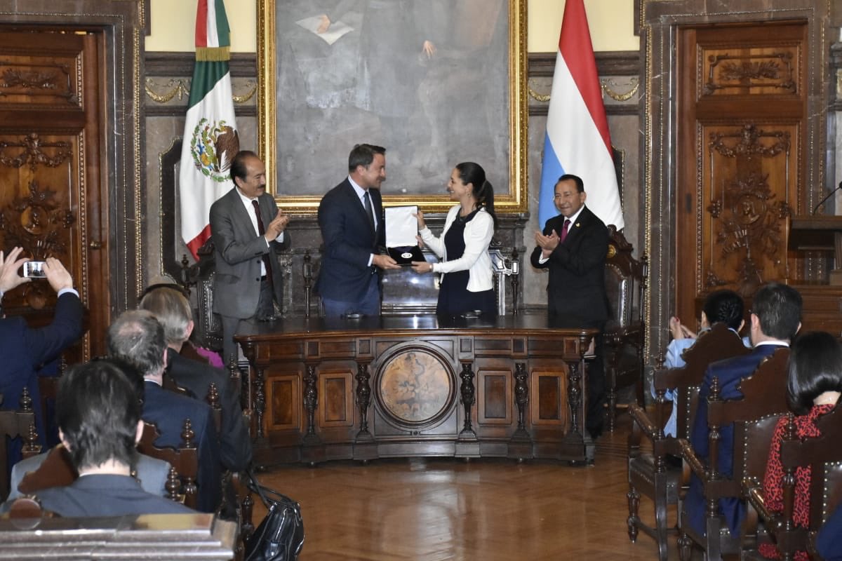 Candance2011's tweet photo. El presidente del #TSJCDMX asiste a la ceremonia en la que @Claudiashein declaró Huésped Distinguido al Primer Ministro de Luxemburgo, Xavier Bettel, en el salón de Cabildos del Antiguo Palacio del Ayuntamiento del @GobiernoCDMX https://t.co/zVyaw68Pvp