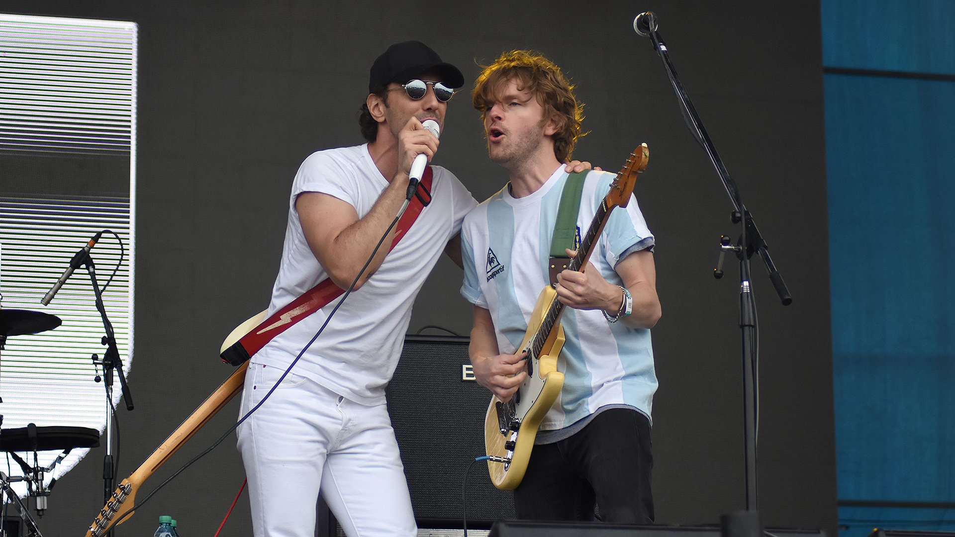 Felicidades Albert Hammond Jr! Happy Bday Albert Hammond Jr!  