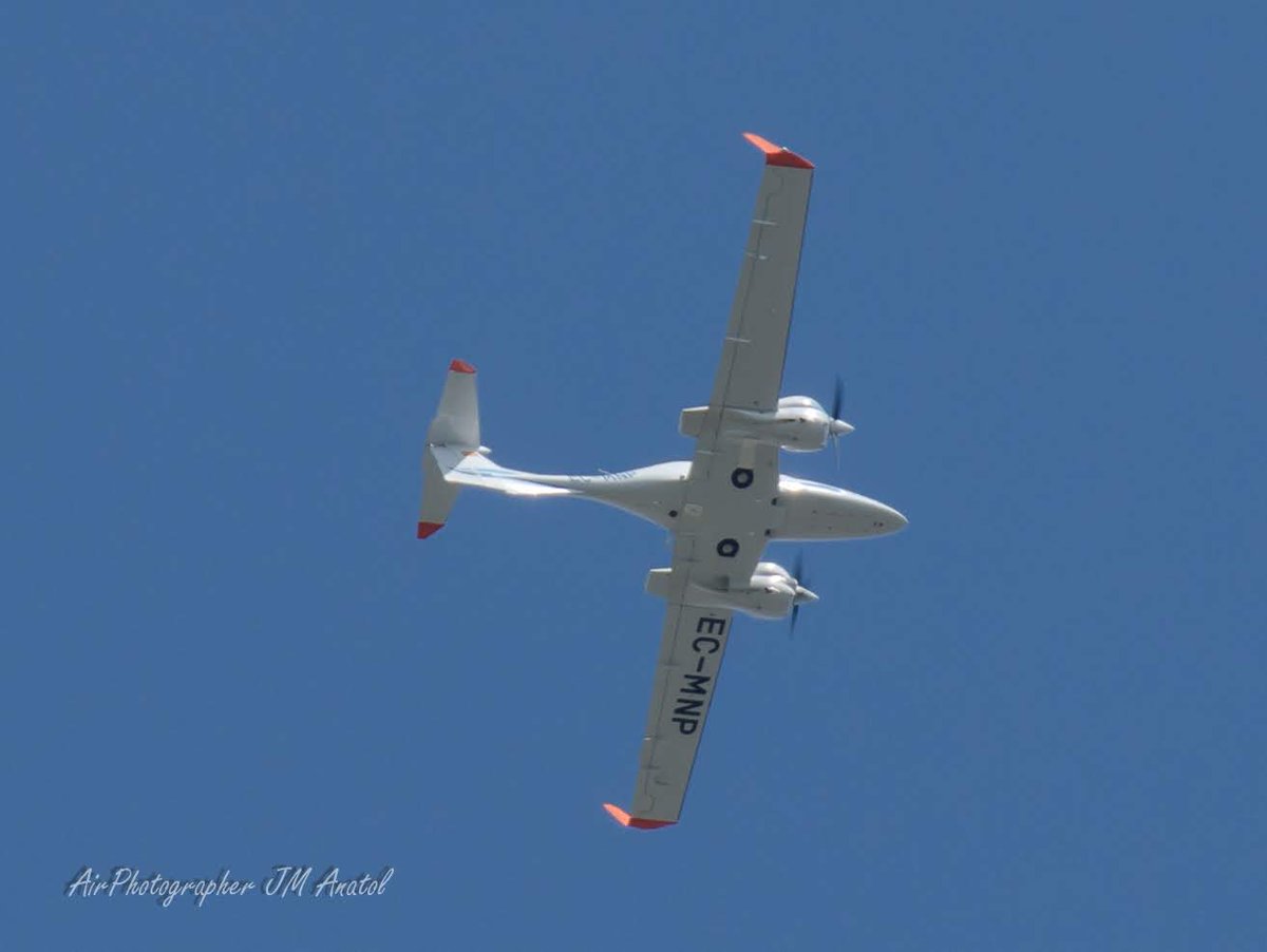 jmanatol's tweet image. Si visitas el valle del #Guadalquivir y miras hacia arriba, es fácil encontrarse con la EC-MNP @DiamondAircraft #DA42NG en sus vuelos de instrucción de la escuela @_FTEJerez
y digo mirar porque oir se oye poco
#CuandoVesEnVezDeMirar