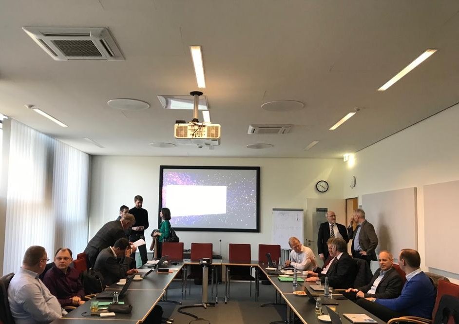 Mal ein Verwaltungsgebäude mit Charme. Heute mit #BitkomGeo beim Landesvermessungsamt in HH. Thema: Einsatz von #KI in der Erdbeobachtung, z.B. bei automatischer Erkennung von Bodenfruchtbarkeit oder Befall von Borkenkäfern in Waldgebieten. In Zukunft auch über sprechende Karten