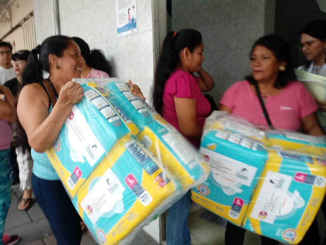 Salud_Guayas's tweet photo. En #Distrito09D03 se realiza entrega de ayudas técnicas (pañales) a familiares de pacientes con discapacidad #SaludInclusiva https://t.co/NGsQnD4MYH