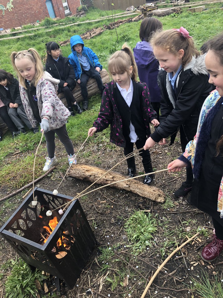 gladstonebarry's tweet photo. We have been celebrating the end of our topic today in the woods #LogCircle #Fire #ToastingMarshmallows #TheScentedGarden https://t.co/p3CUxNenai