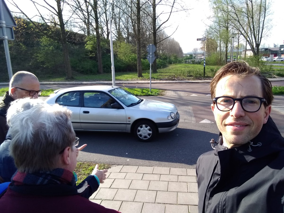 Buurtschouw op het grensgebied van <a href="/Ouder_Amstel/">Gem. Ouder-Amstel</a> en <a href="/GemDiemen/">Gemeente Diemen</a> nav melding bewoner over verkeersonveilige situatie. Mooie samenwerking <a href="/vvdouderamstel/">VVD Ouder-Amstel</a> en <a href="/VVDdiemen/">VVD Diemen</a>