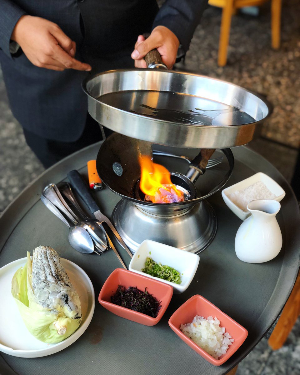 FondaMayora's tweet photo. Mazorca de huitlacoche lista para taquear, con su epazote morado, su mantequilla clarificada, su magia, su espectáculo, su sabor.
#FondaMayora #ComidaMexicana #CondesaRoma #CDMX #MexicanFood https://t.co/PQGnqLP3Hy