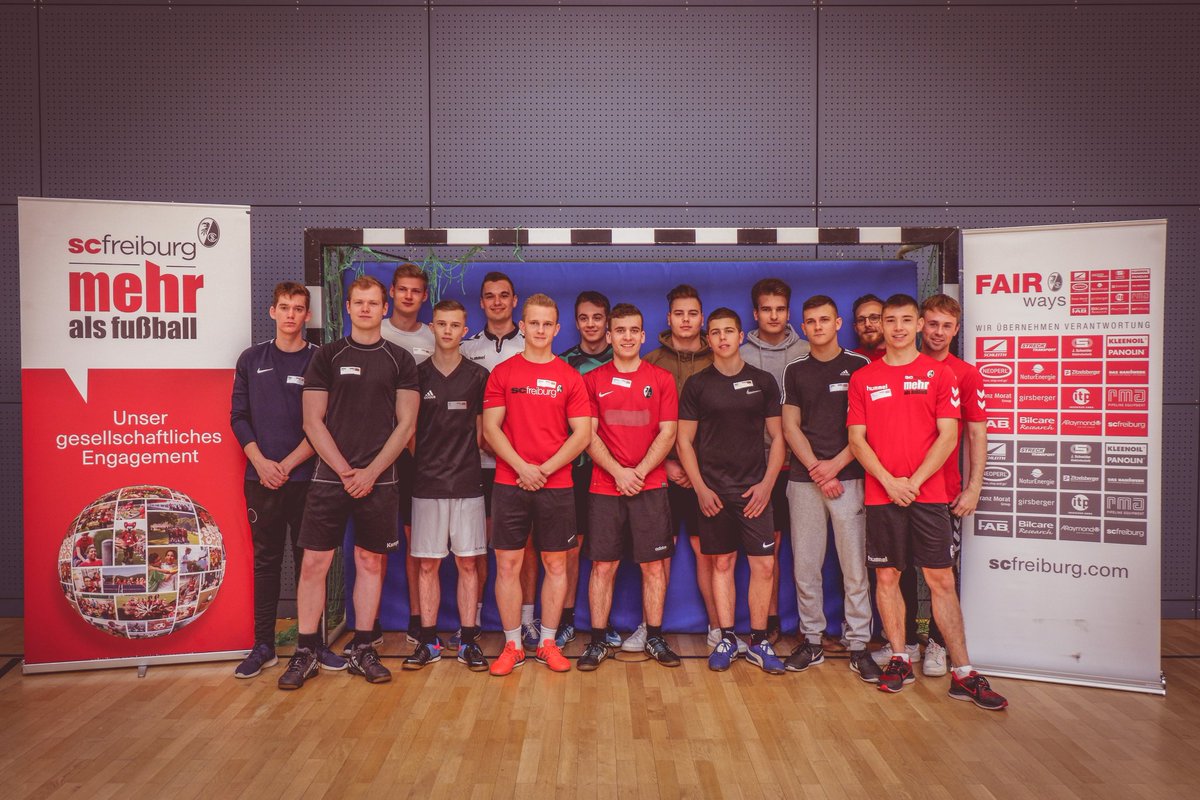 scfreiburg's tweet photo. FAIR ways #Azubitag 💪

12 Azubis haben heute Trainingseinheiten des SC kennengelernt - auch aus der Perspektive des Trainers. ⚽️🏃‍♂️ Dabei wurde natürlich besonders auf Fairness und Teamgeist geachtet. Anschließend ging es noch durch die Fußballschule. 🏟

#SCF https://t.co/K9F3Js9sYh
