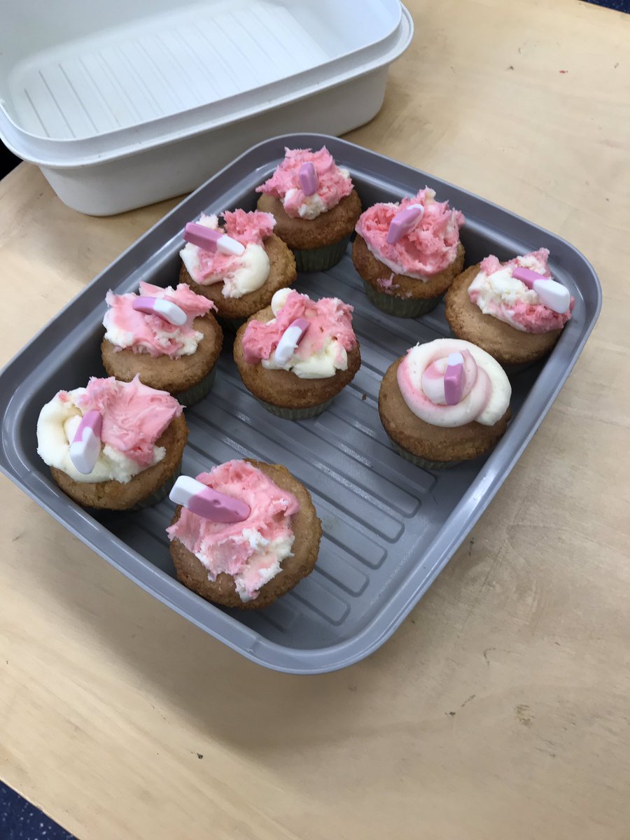 emnefydd's tweet image. Myfyrwyr theatr Lefel 4 @prifglyndwr wedi dod â cacennau i mewn i sesiwn olaf un o’r modiwlau ar y radd!! Hyfryd!! #cacennau #theatr #glyndwr #ypethaubychain #wgu #wrecsam