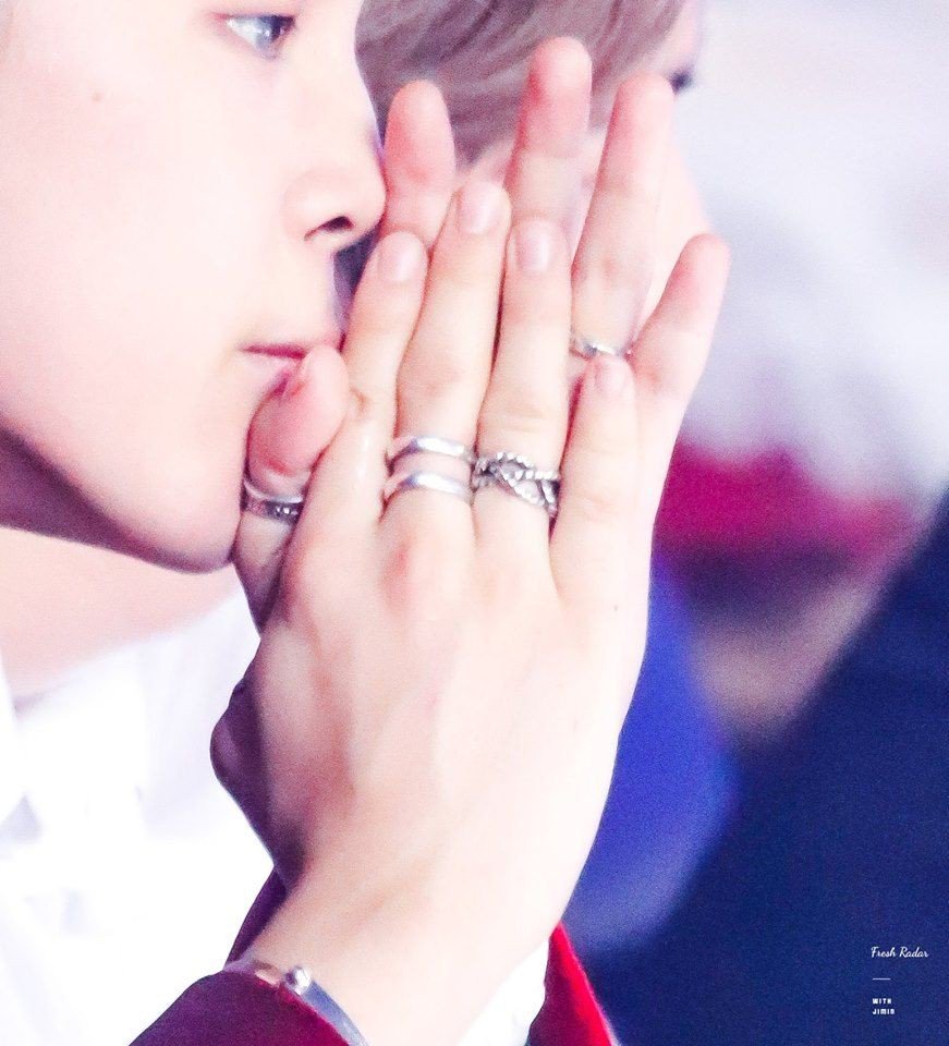 Чимин бтс руки. Руки тэхена из бтс эстетика. Рука чонгука и тэхена. Рука чонгука и тэхена. Тэхен бтс руки.