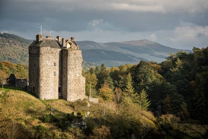 thereiversroad's tweet photo. #Neidpath Castle near Peebles has opened a private apartment: you can now stay in the castle. The castle was built by the Frasers, owned by the Hays, then sold to the Douglas Earls of March and reportedly hosts a ghost! https://t.co/1LRpAh9k3v