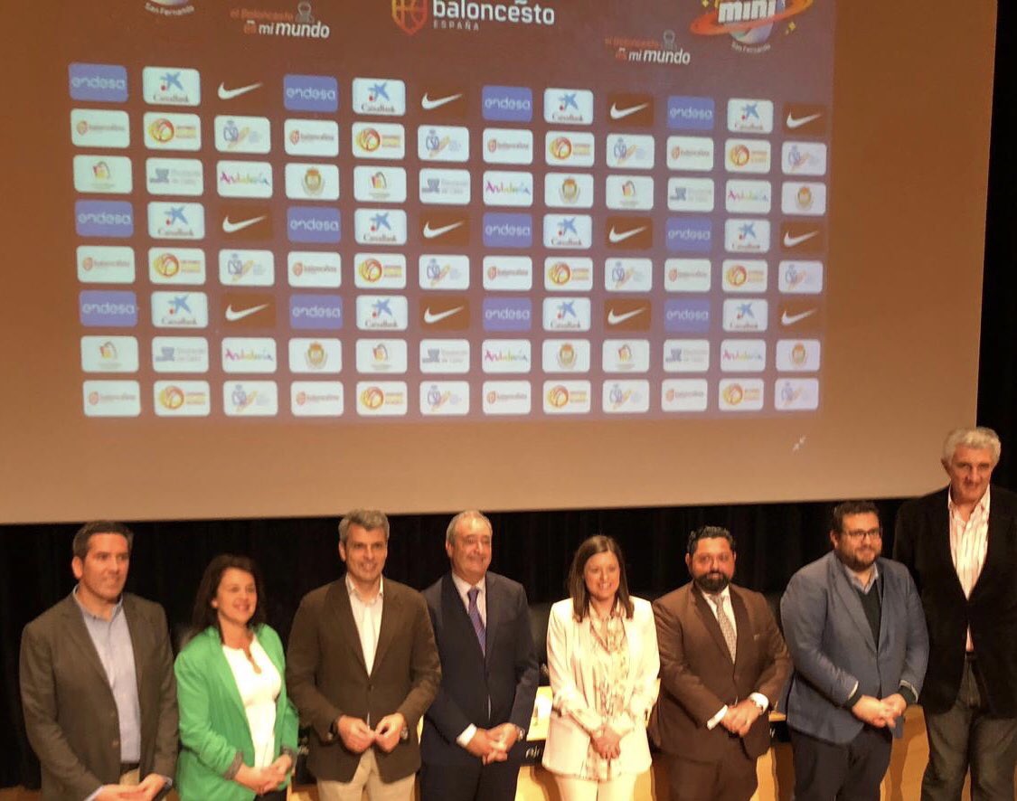 Adolfo_MJ's tweet photo. Arrancamos el #Mini2019. Todo listo para recibir al futuro de nuestro baloncesto 🏀. #SanFernando #Valorcesto https://t.co/mcBzB90XzW
