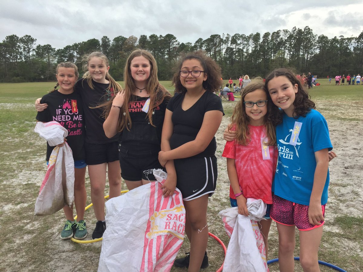 PVESLibrarian's tweet photo. 5th Grade 3-Legged Race at The Valley’s Annual Field Day! #toptigers @Kristen77113882 @PineValleyElem https://t.co/0ssObG7CSe