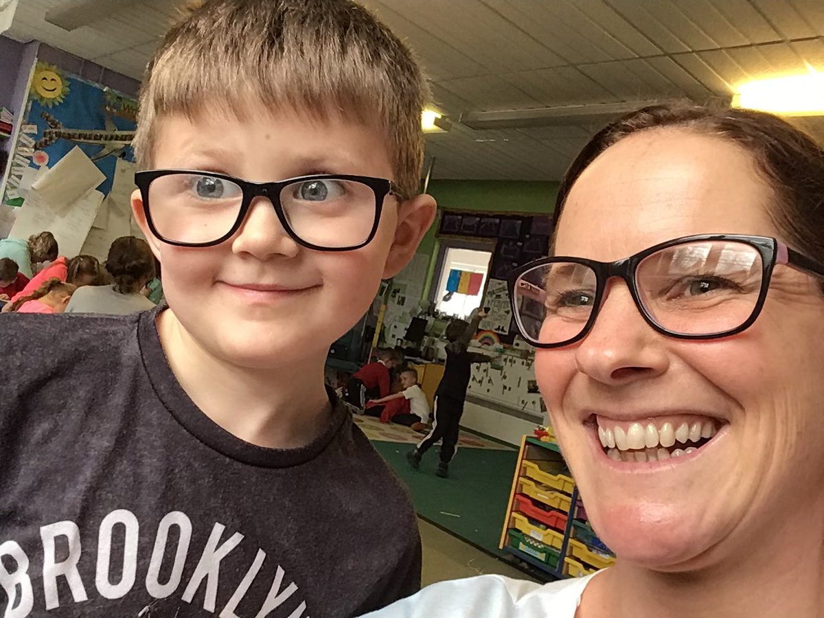Penclawdd's tweet photo. Glee - full of glee!...well, and a bedraggled chick!! Such eggcitment and captured on a selfie!! #pencR1 #pencfp #penclit #pencfp ⭐️💛🌟🐣⭐️ https://t.co/iyO1YPBUxp