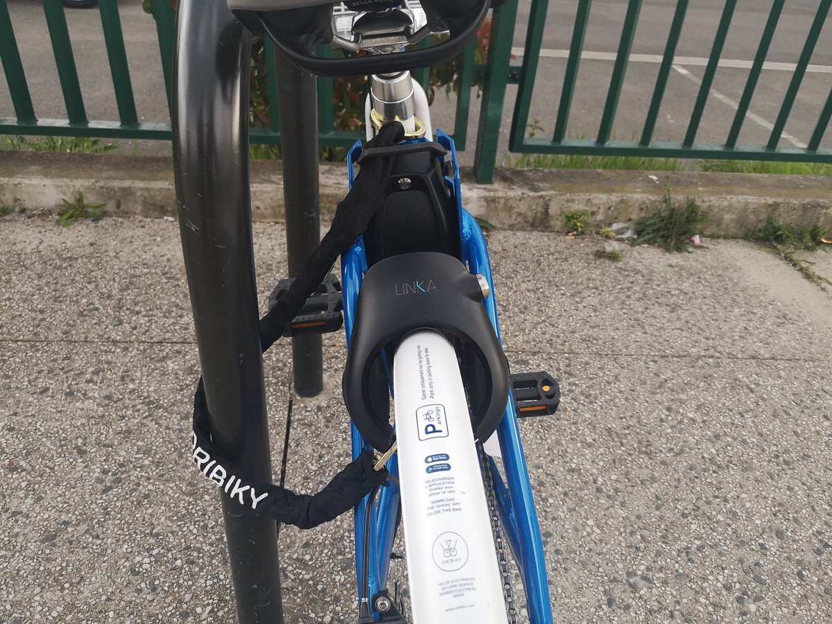 Lelievre_Adrien's tweet image. Les vélos électriques d'Oribiky à Paris sont désormais équipés d'une chaîne.

➡️ L'objectif est double : favoriser les stationnements près des arceaux et lutter contre le vandalisme. #semifreefloating