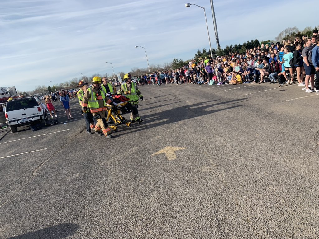 lemon_dani's tweet photo. South High had a DUI/Distracted driving/seatbelt Mock Crash. Big Thanks to the Salina Police Department, The Salina Fire Department, The Saline County Sheriffs Office, The Kansas Highway Patrol and SHS students who volunteered to help! #spd #why305 @SOUTHSAFE https://t.co/DR3l5oor01