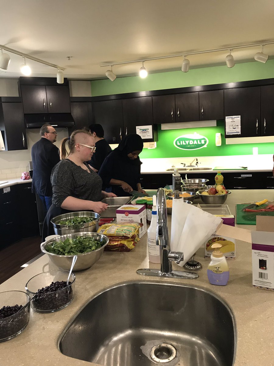 russ_natalia's tweet photo. Volunteering at #RonaldMcDonaldHouse #PaladinSecurityEdmonton #PaladinDifference #LetsMakeThisWorldBetter #PaladinFamily https://t.co/iPFualG0Ds