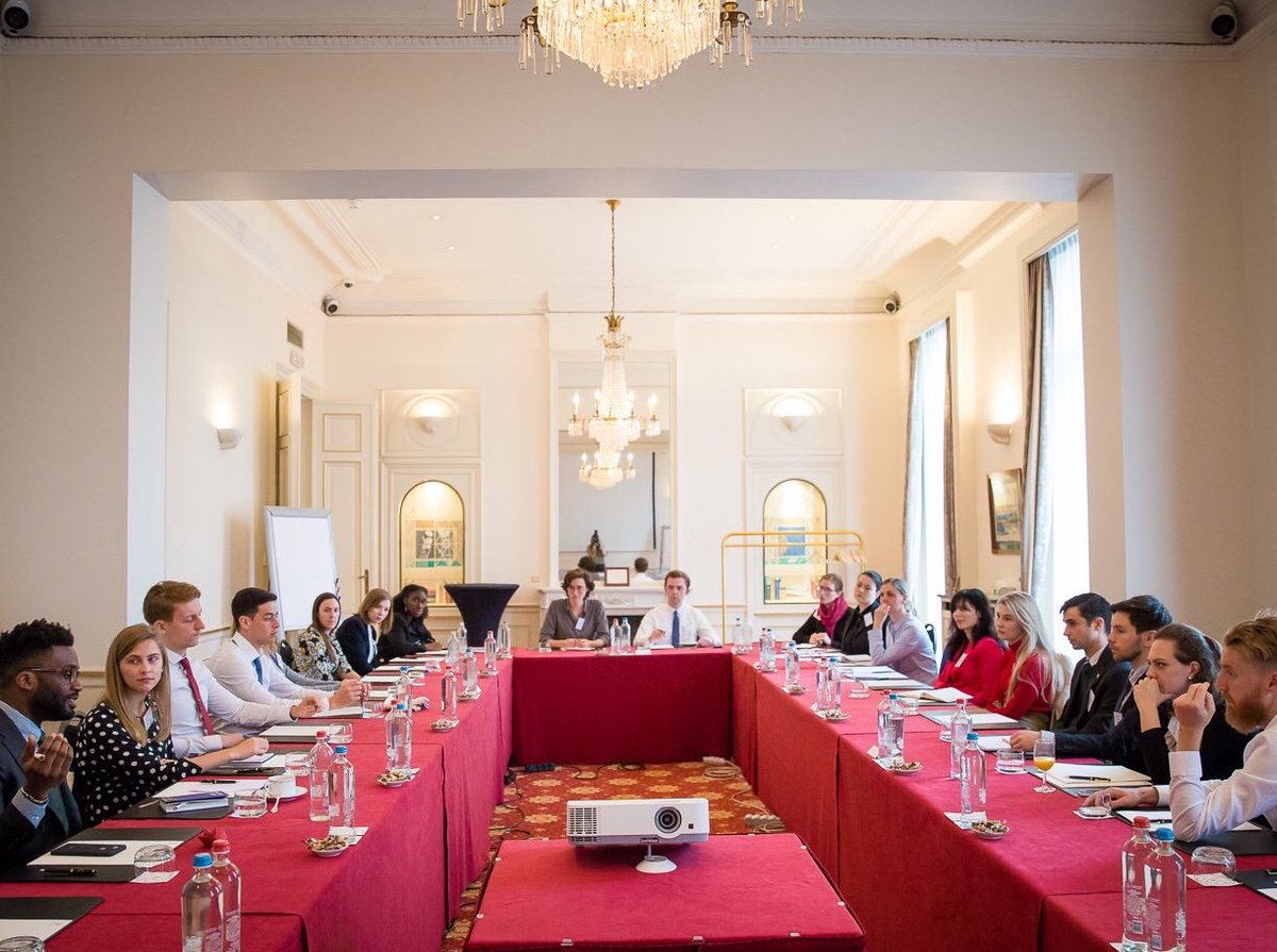 Thanks for great discussions on how we tackle #disinformation on both sides of the Atlantic. Exchange of ideas is our best tool! What an honor to facilitate debate between a group of such bright minds 🇺🇸🇪🇺
#EUUSNextGen <a href="/FulbrightPrgrm/">The Fulbright Program</a> <a href="/US2EU/">U.S. Mission to the EU</a> <a href="/EU_Commission/">European Commission</a> <a href="/DKinEU/">Danish Presidency of the Council of the EU 2025</a> 
📷: <a href="/EUintheUS/">European Union in the U.S.</a>