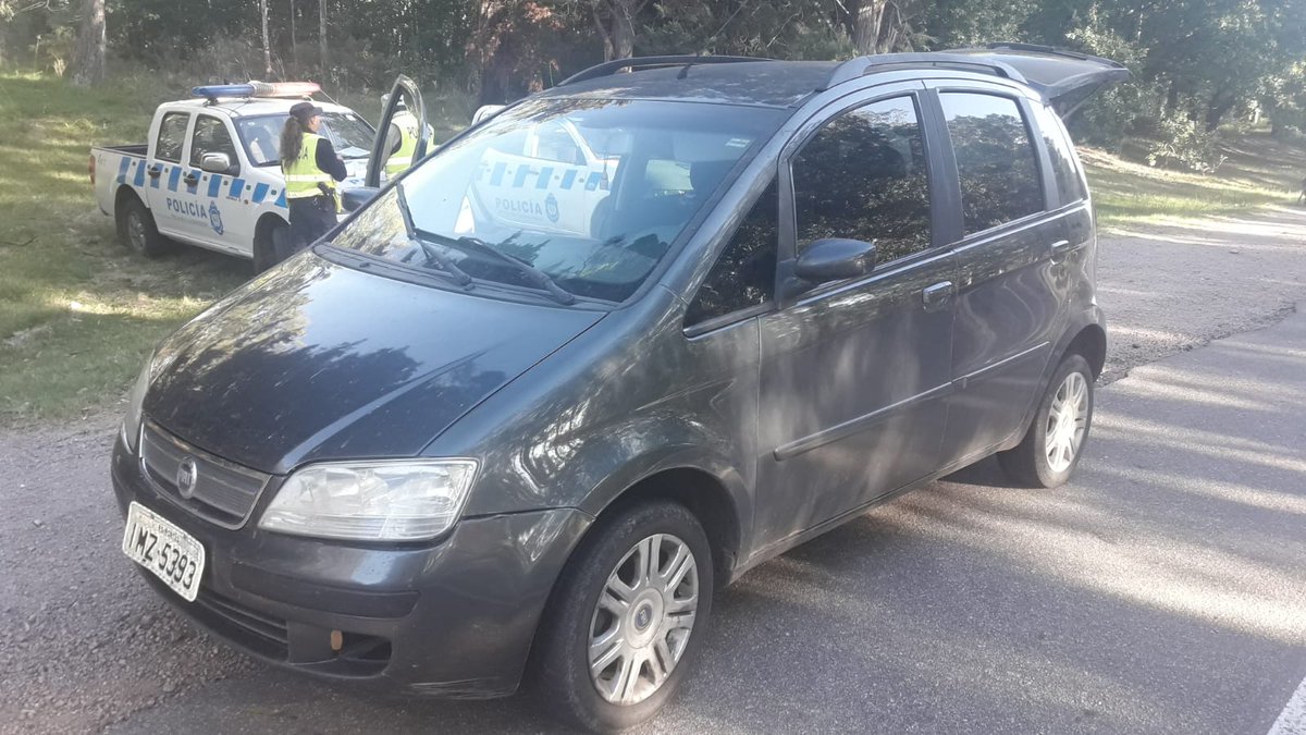 albanoleonardo's tweet photo. 10.575 kg de cocaína fueron incautados en una camioneta guiada por un hombre domiciliado en Rivera en el departamento de Durazno por personal de Policía de Tránsito. https://t.co/kZv2miHaKJ