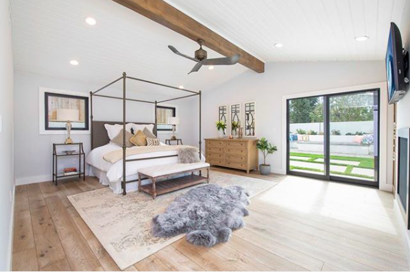 Streamline_Cnst's tweet photo. โSuiteโ dreams will be enjoyed in this gorgeous master bedroom for sure!Your thoughts? #occontractor #newhomebuilder #orangecounty #designbuild #interiordesign #masterbedroom #bedroomdecor #bedroom_of _insta #bedroom #bedroomgoals #roomwithaview #whiteoakfloors #vaultedceiling https://t.co/qp63yzEFBI