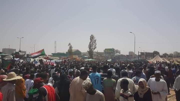 SCPSudan's tweet photo. صور من #اعتصام_القياده_العامه هذا المساء تظهر حشود جماهيرية كبيرة في القيادة العامة للقوات المسلحة في العاصمة #الخرطوم مطالبين برحيل نظام #البشير في #السودان https://t.co/Ed7jFT62V8
