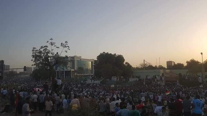 SCPSudan's tweet photo. صور من #اعتصام_القياده_العامه هذا المساء تظهر حشود جماهيرية كبيرة في القيادة العامة للقوات المسلحة في العاصمة #الخرطوم مطالبين برحيل نظام #البشير في #السودان https://t.co/Ed7jFT62V8
