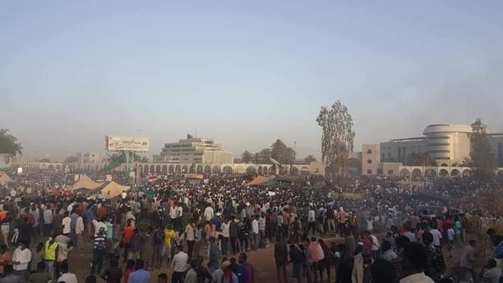 SCPSudan's tweet photo. صور من #اعتصام_القياده_العامه هذا المساء تظهر حشود جماهيرية كبيرة في القيادة العامة للقوات المسلحة في العاصمة #الخرطوم مطالبين برحيل نظام #البشير في #السودان https://t.co/Ed7jFT62V8