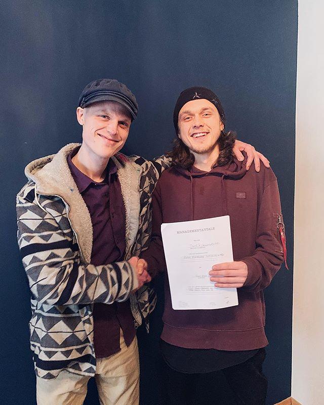cultkaos's tweet photo. Kontrakten med Bernt &amp; Gravstøttene er offisielt signert!🖋📃 Merk navnet og husk ansiktet, for denne karen vil dere se mer av🎊🎉 https://t.co/qAjdBuG6oM