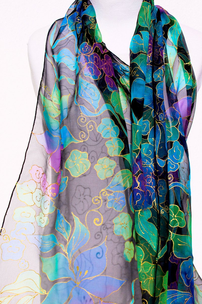 IrisitSeta's tweet photo. Floral chiffon scarf pure silk - green blue handpainted silk shawl with multicolor  flowers on black  https://t.co/9tjljD4mNh #chiffonScarves #pureSilkScarf #uniqueWomenScarves #TropicalWedding #WeddingScarves #PaintedSilk https://t.co/a5avNPBT2n