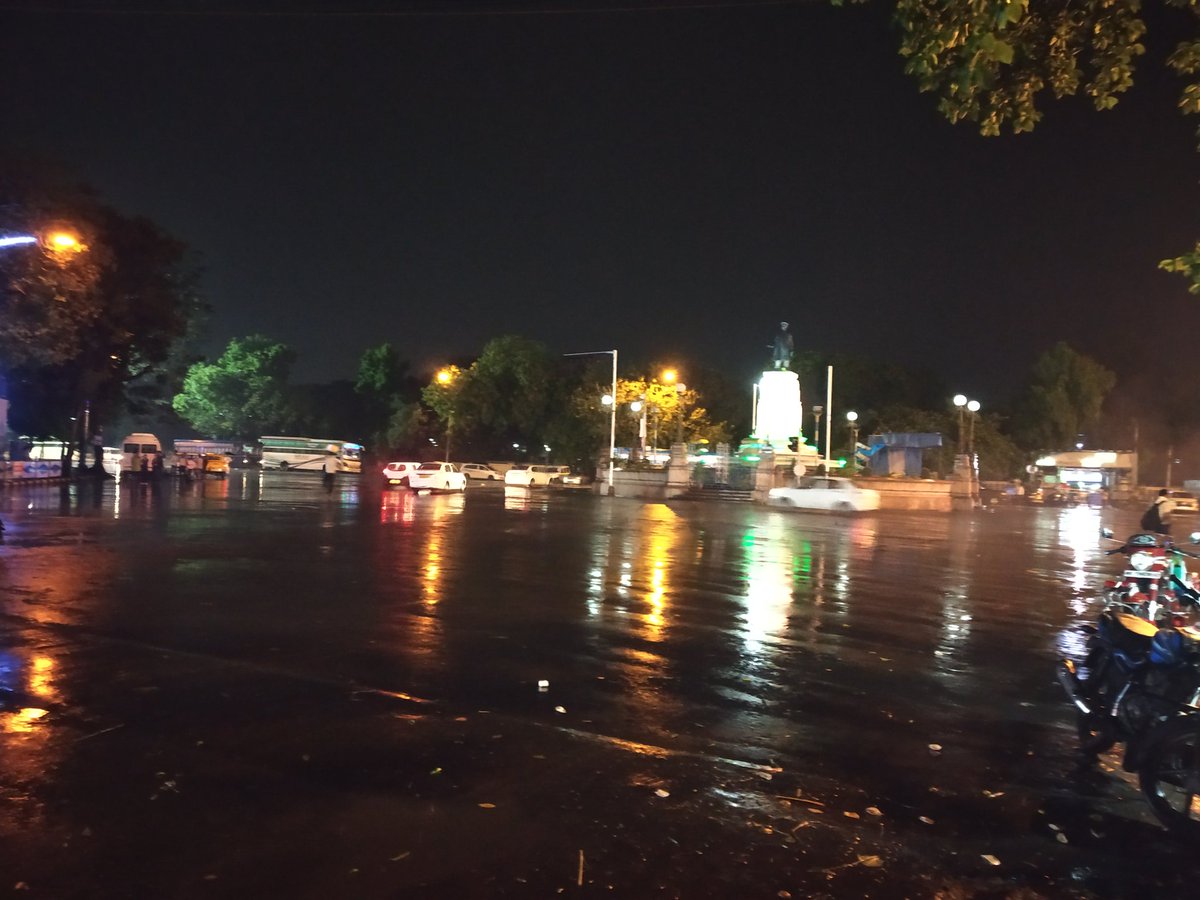 odiakhati's tweet photo. କୋଲକାତା ବର୍ଷା। ⛈️
#Kolkata #Rain #RoadsOfKolkata https://t.co/R8uWH7ZgWi