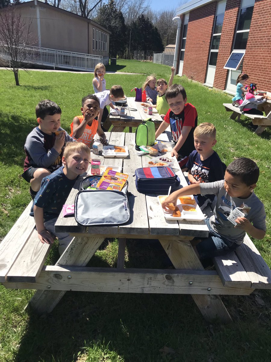 MissMirtsRBE's tweet photo. Today we ate outside for our classroom celebration! We are so excited to be outside on this beautiful day! https://t.co/j0GCp1yJTM