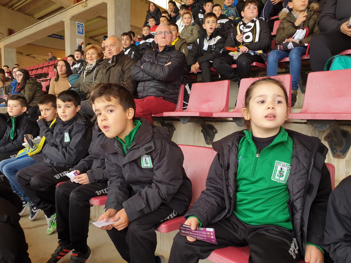 SDEsclavitud's tweet photo. O #MiniEsclavi e a #FamiliaDoEsclavi están a gozar da Selección Española de Fútbol Feminino Sub-19, que busca o pase a Eurocopa de Escocia, no Estadio Vero Boquete de San Lázaro fronte Irlanda.
IRLANDA 🇮🇪 🆚 🇪🇸 ESPAÑA @sefutbolfem
#WU19EURO https://t.co/c846S7oY5J