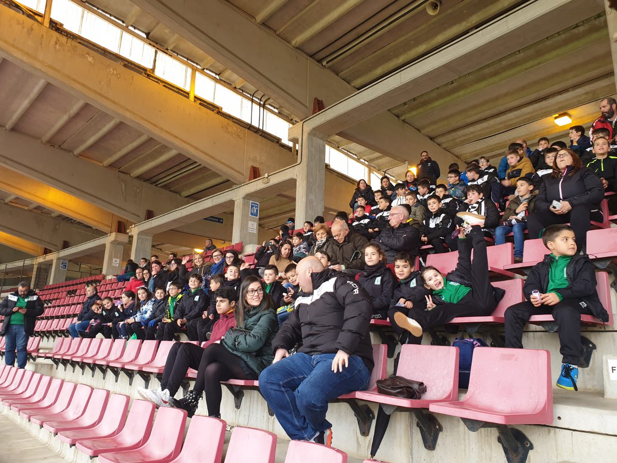 SDEsclavitud's tweet photo. O #MiniEsclavi e a #FamiliaDoEsclavi están a gozar da Selección Española de Fútbol Feminino Sub-19, que busca o pase a Eurocopa de Escocia, no Estadio Vero Boquete de San Lázaro fronte Irlanda.
IRLANDA 🇮🇪 🆚 🇪🇸 ESPAÑA @sefutbolfem
#WU19EURO https://t.co/c846S7oY5J