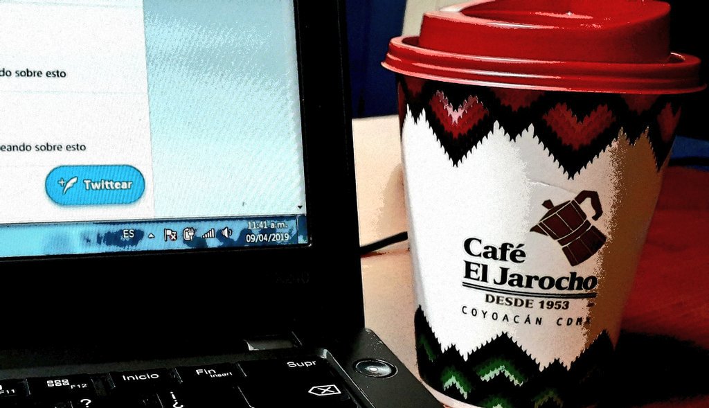 labuyisenbici's tweet photo. Oh qué hermoso! Gracias por el detalle a #DanielaSan de-li-cio-so nuestro chocolate del @CAFELJAROCHO
#Felizmartes
#CDMX
#cafecitodeldía
#MovilidadCDMX https://t.co/2OWqFixRat