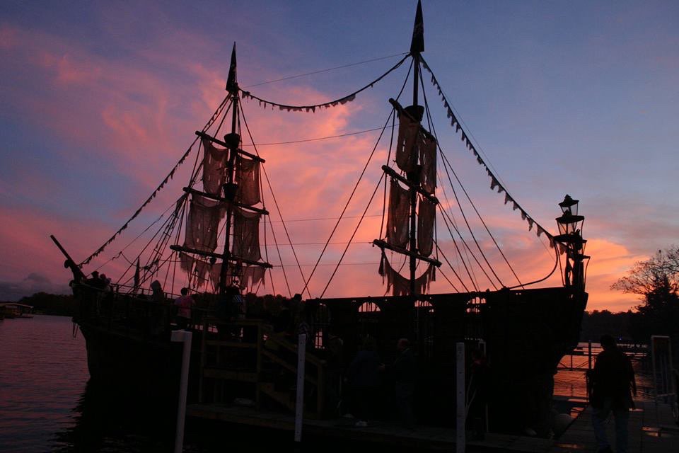 Jolly_Charters's tweet photo. Need something to do on Fourth of July Weekend? Join Jolly Charters aboard the Calyspo for a 2 Hour Fireworks Cruise. Seats are limited so book today at https://t.co/Rqe2ANXzY1 #beapirate #partylikeapirate #summer https://t.co/0xvk9SN5xy