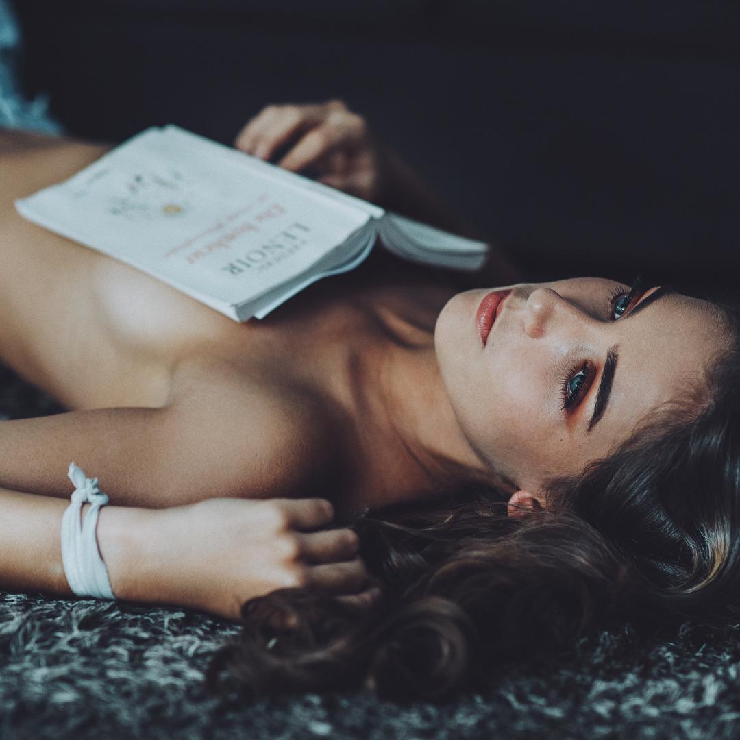 HappyHeadClub's tweet photo. Reading is good for the mind. Reading with her is good for the mind and the body. Don't forget your Happy Head Club on-the-go-pack. She can get tired of reading at any moment.

#HappyHeadClub #condoms #safesex https://t.co/q4T6I16dE4