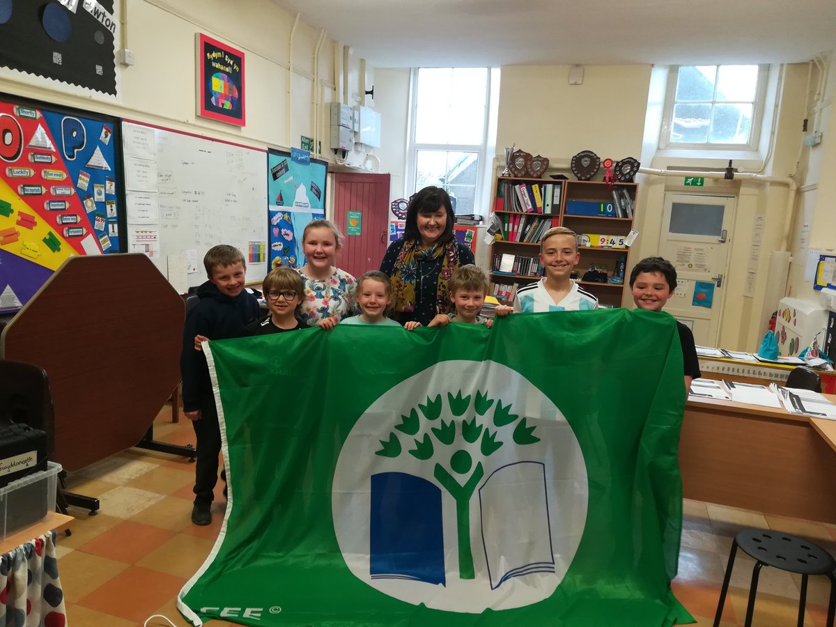 ysgolyfro's tweet photo. Da iawn i blant yr ysgol ar ennill y Faner Werdd ♻️#ysgoleco https://t.co/UPrA05z7oP