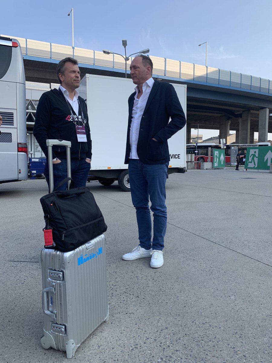 M_Breitenecker's tweet photo. Vom Flughafen direkt zu uns 🧳. Co Host und CEO der @P7S1Group Max #Conze hat sich Hals über Kopf in den @4Gamechanger-Wahnsinn geworfen! #4gamechangers #4gc19 #4gc https://t.co/ovfqj6Iafq