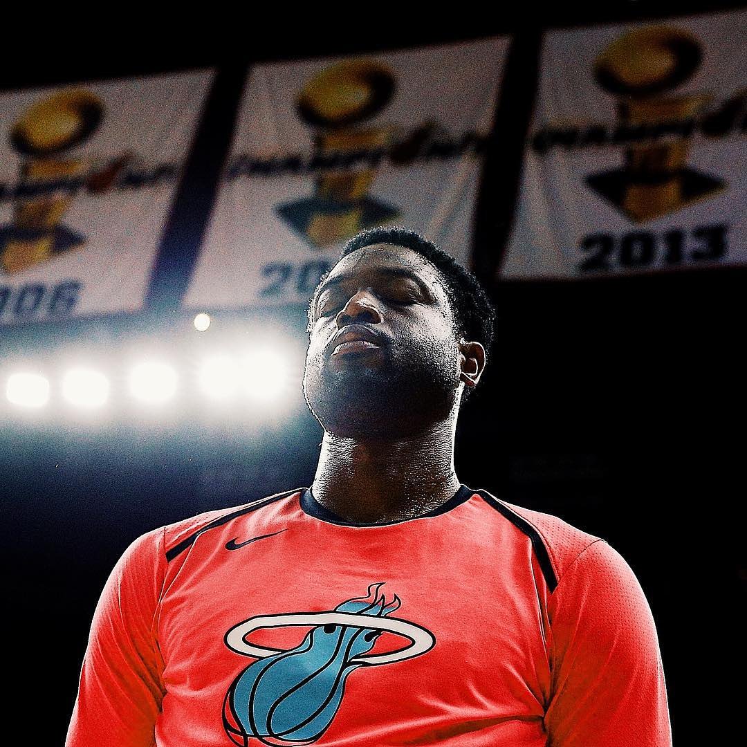 TheHuddleIT's tweet photo. Preparate i fazzoletti, questa notte sarà l'ultima per D-Wade sul parquet dell'American Airlines Arena.

Leggenda.

#TheHuddleIt #bepartofTheHuddle #basketball #pallacanestro #NBA #onelastdance #miamiheat #L3gacy #HEATCulture https://t.co/ylTfaFpOLV